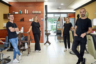 Salon employees waiting for customers.